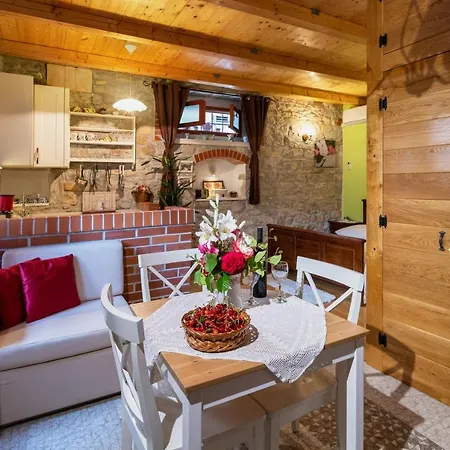 Tara Apartman Kastela