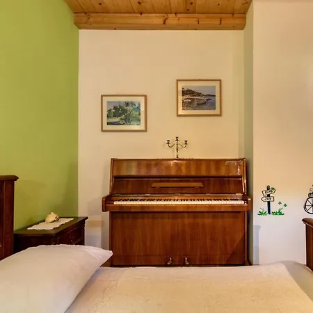 Tara Apartman *