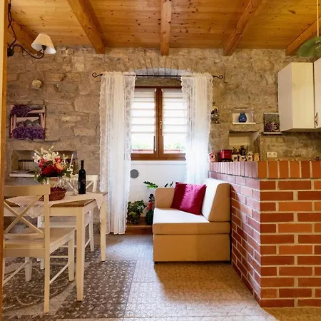 Tara Apartman *